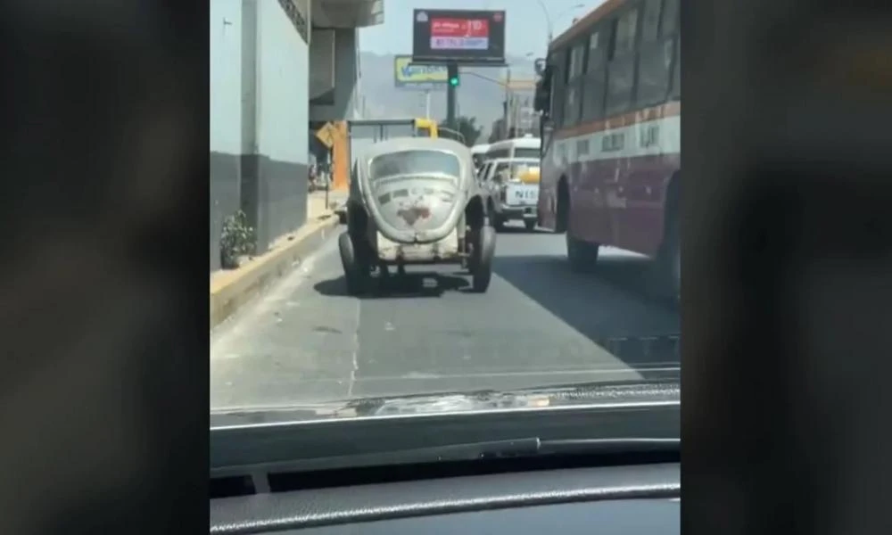 Περού: Οδηγός κατεβάζει τα πόδια του στο δρόμο για να βάλει μπρος το αμάξι